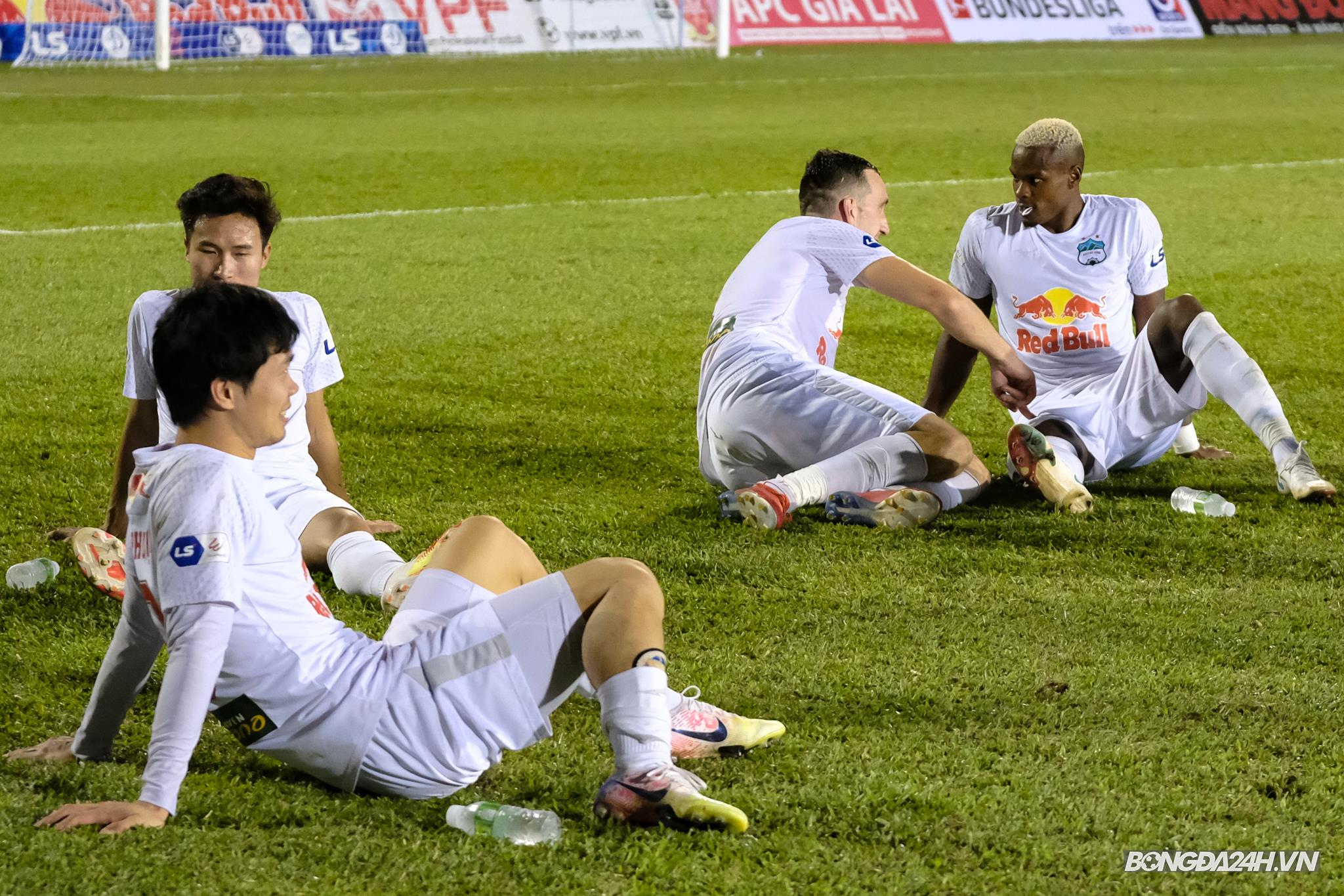 Cầu thủ HAGL nằm lên bãi cỏ thư giãn gân cốt sau trận thắng Hà Nội
