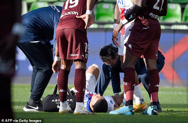 Mbappe dính chấn thương ở trận PSG thắng Metz 3-1