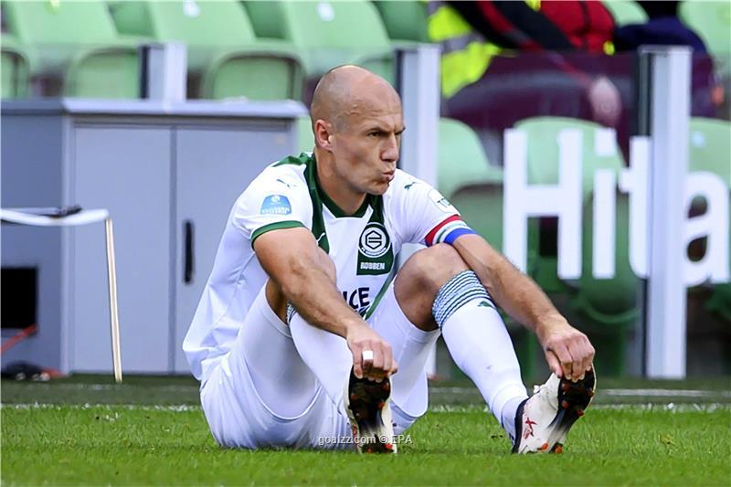 Cầu thủ chạy cánh huyền thoại đang hoàn tất nốt những ngày cuối cùng của sự nghiệp trong màu áo đội bóng thuở niên thiếu Groningen. Ở đó, người hâm mộ vẫn say sưa với những kỹ năng đi bóng điêu luyện của anh – nhưng điều này sẽ còn kéo dài bao lâu?