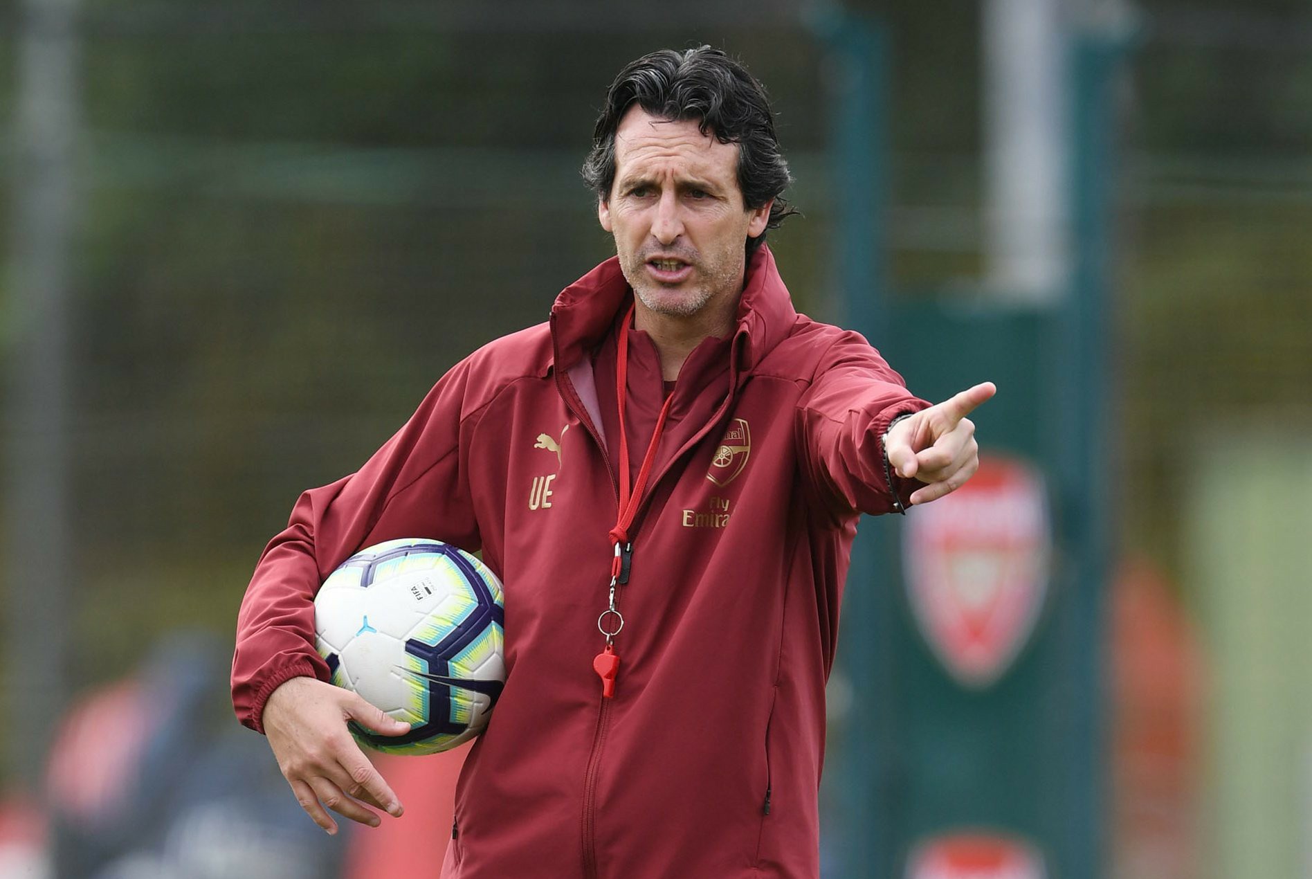 Unai sống trong thế giới của mình, Mikel được lòng người khác