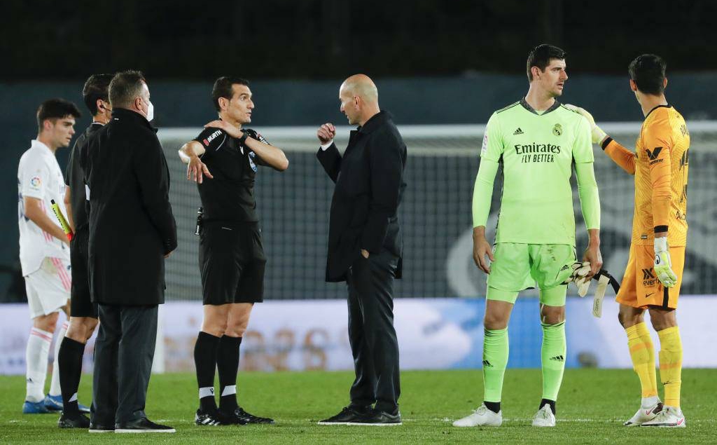 Zidane lên tiếng phàn nàn trọng tài