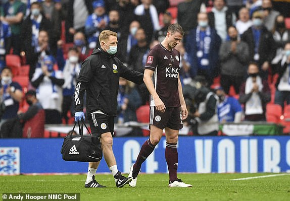 Leicester gặp tổn thất khi trung vệ Evans phải rời sân sớm vì chấn thương