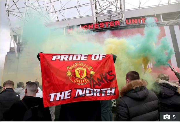 Vì sao fan MU biểu tình dẫn đến hoãn trận đấu MU vs Liverpool?
