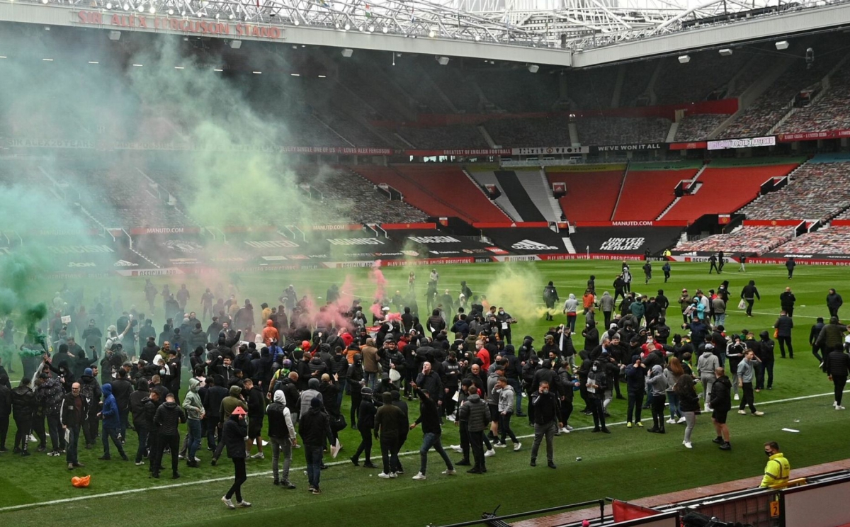 CĐV Man United bạo loạn