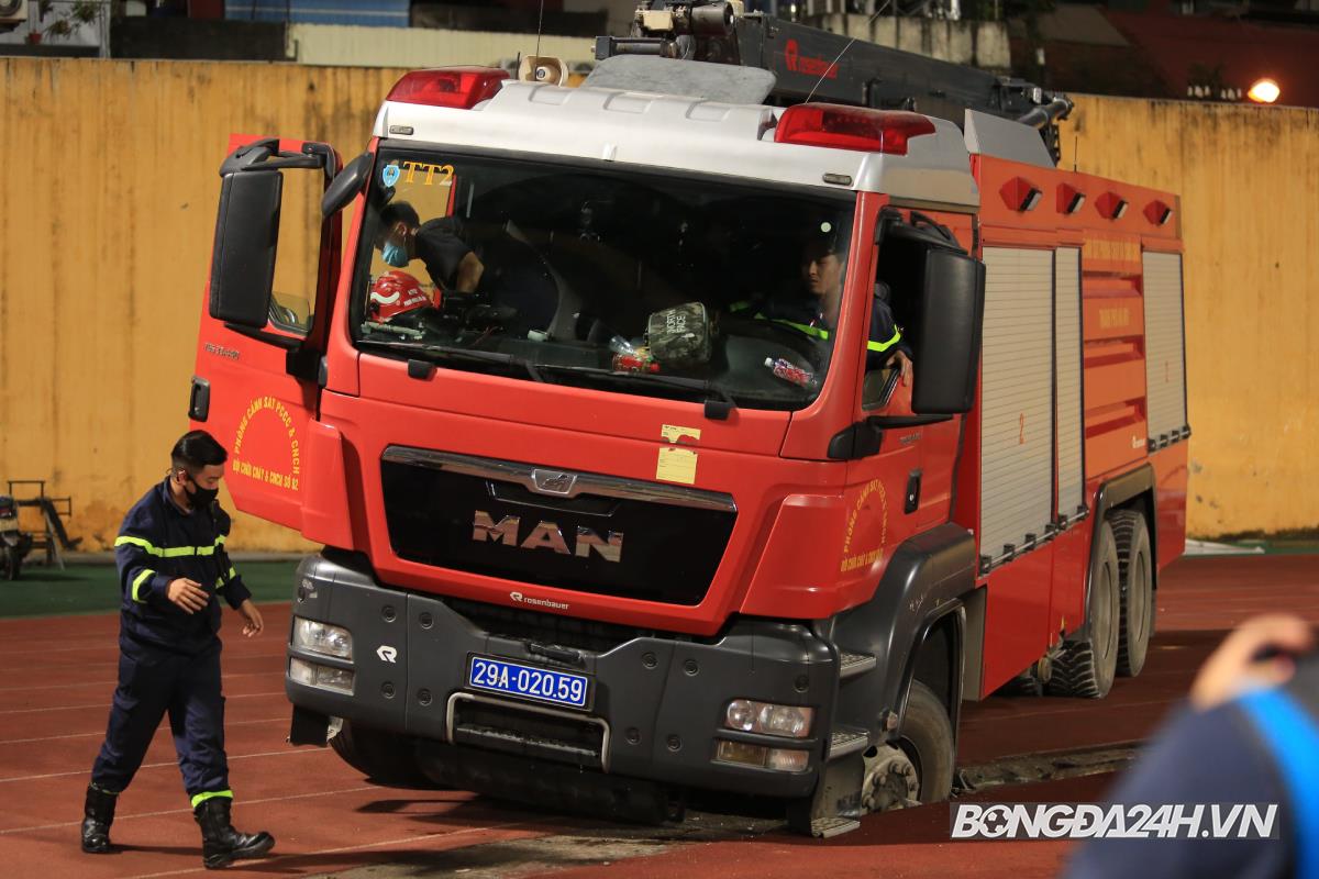 Xe cứu hỏa sụt cống trên sân Hàng Đẫy hình ảnh