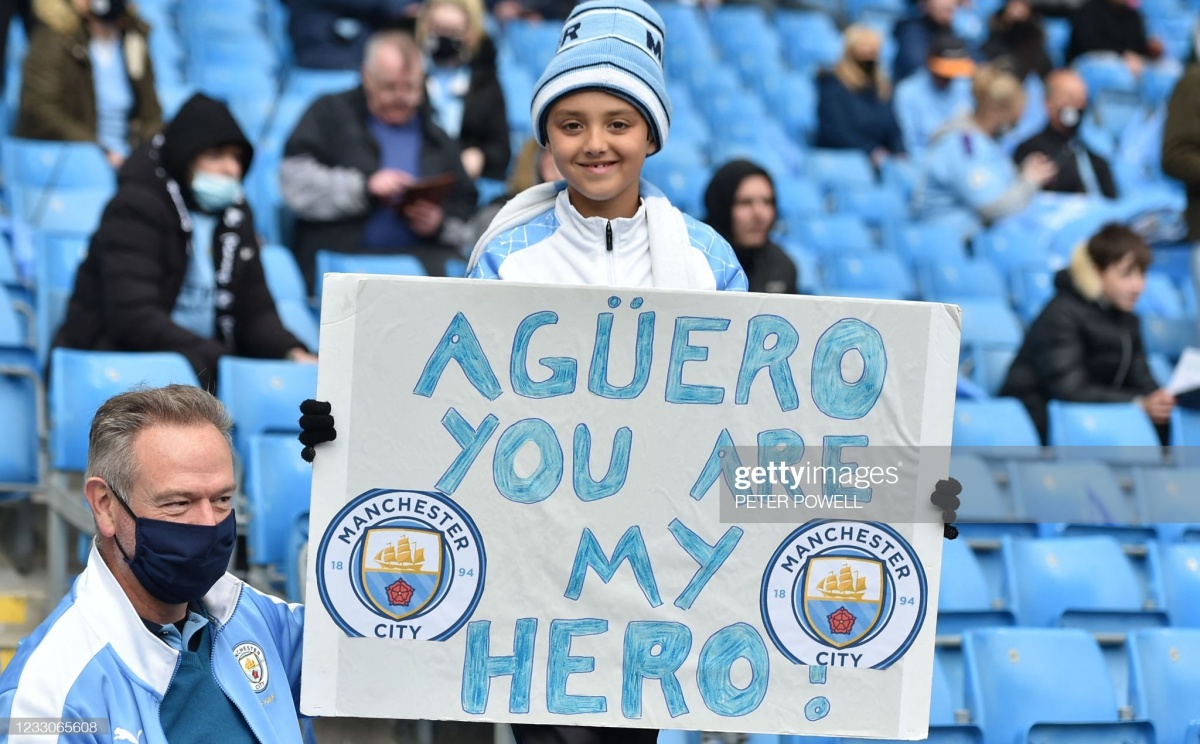 Một CĐV nhí đem theo băng rôn trong ngày chia tay huyền thoại Aguero