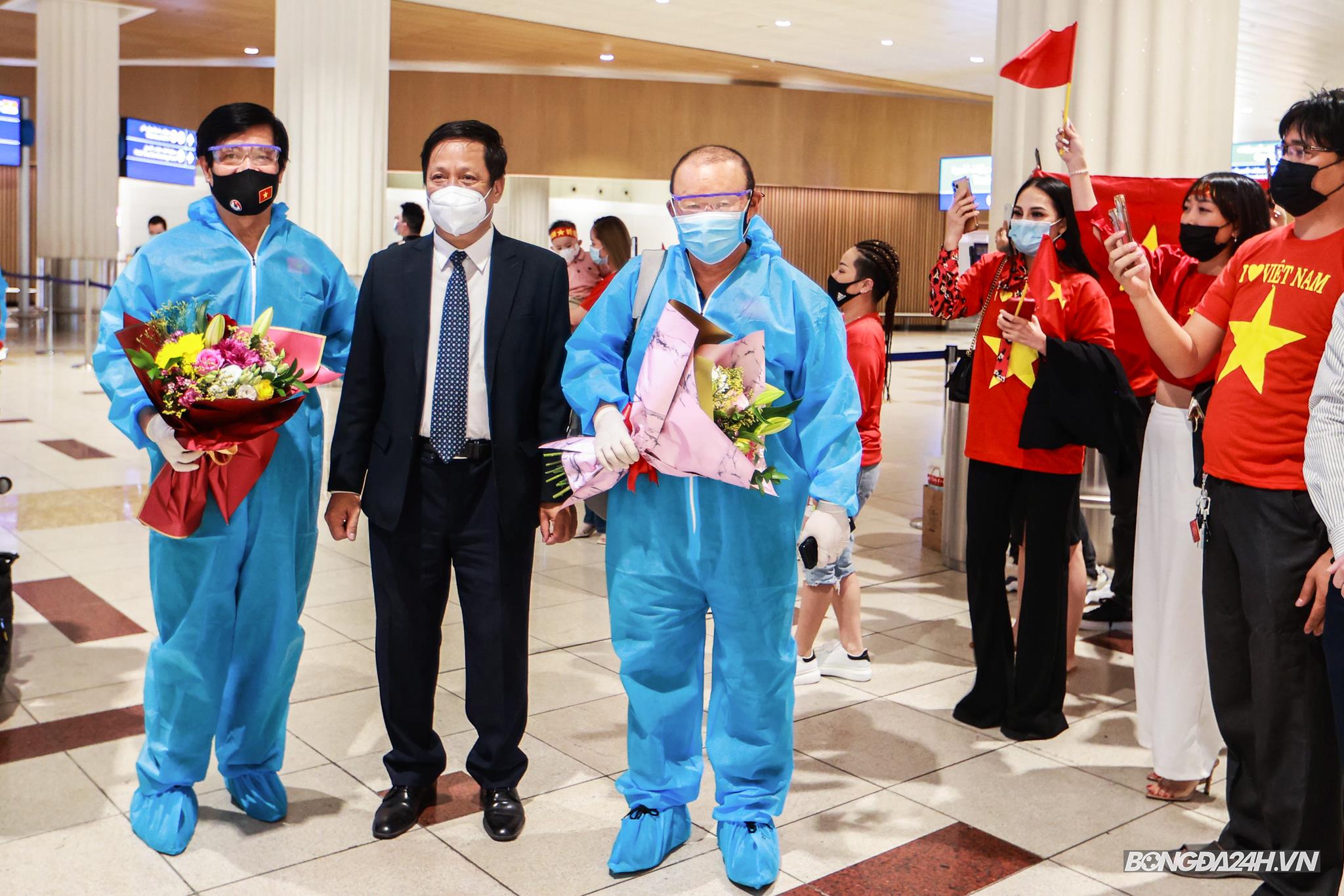 ĐT Việt Nam mặc đồ bảo hộ