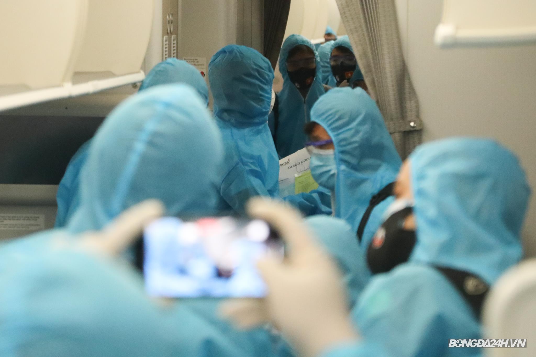 ĐT Việt Nam mặc đồ bảo hộ