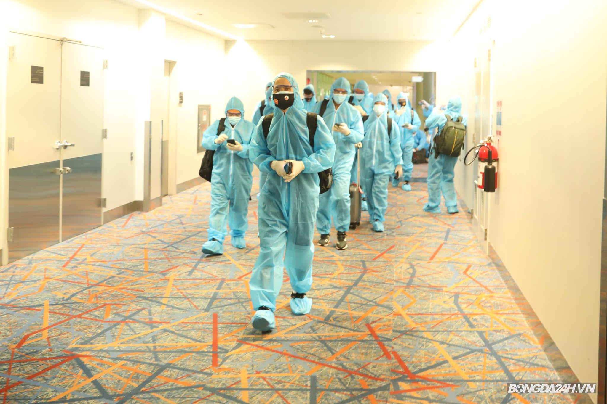 ĐT Việt Nam mặc đồ bảo hộ