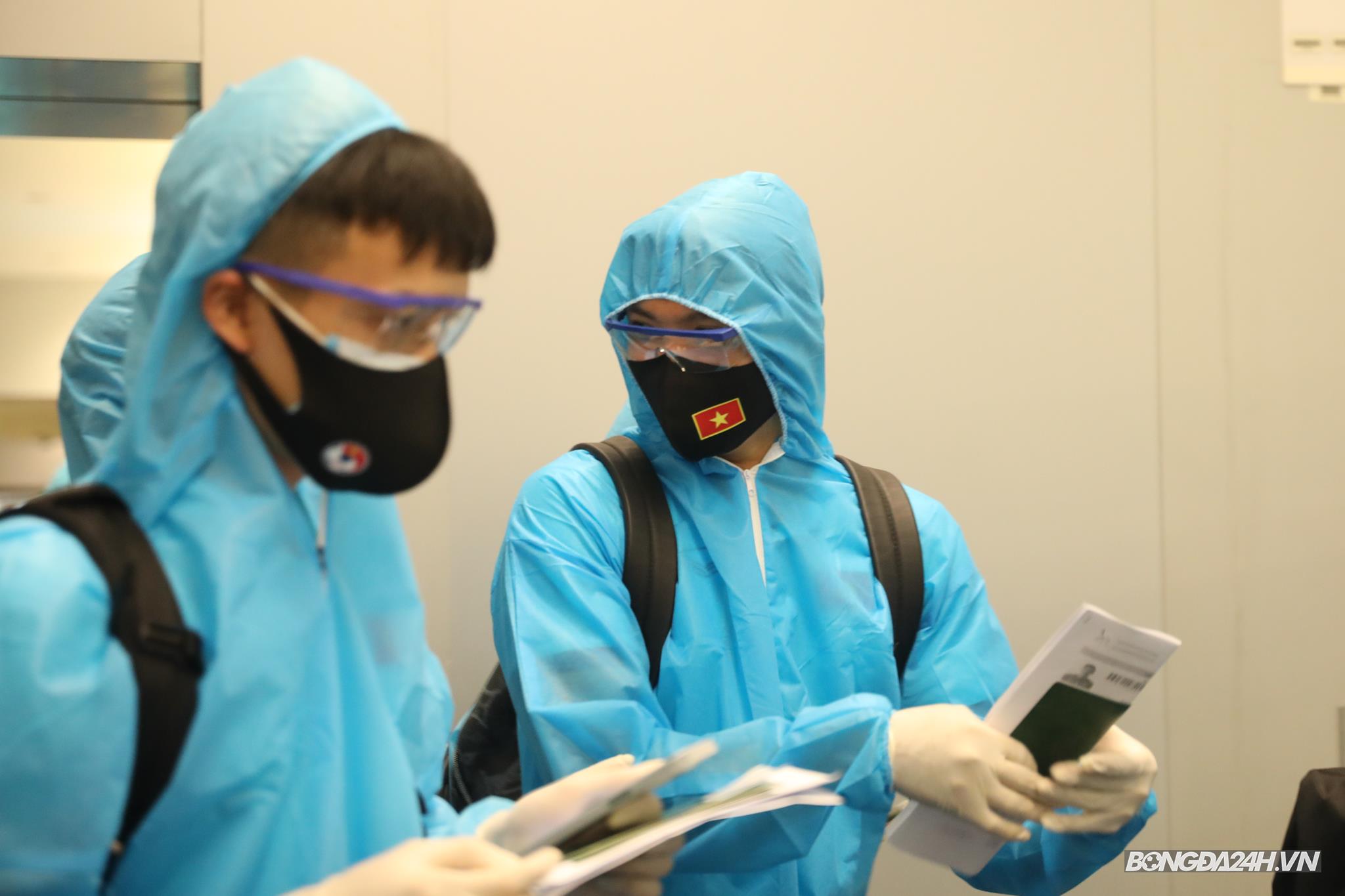 Đoàn Văn Hậu mặc đồ bảo hộ