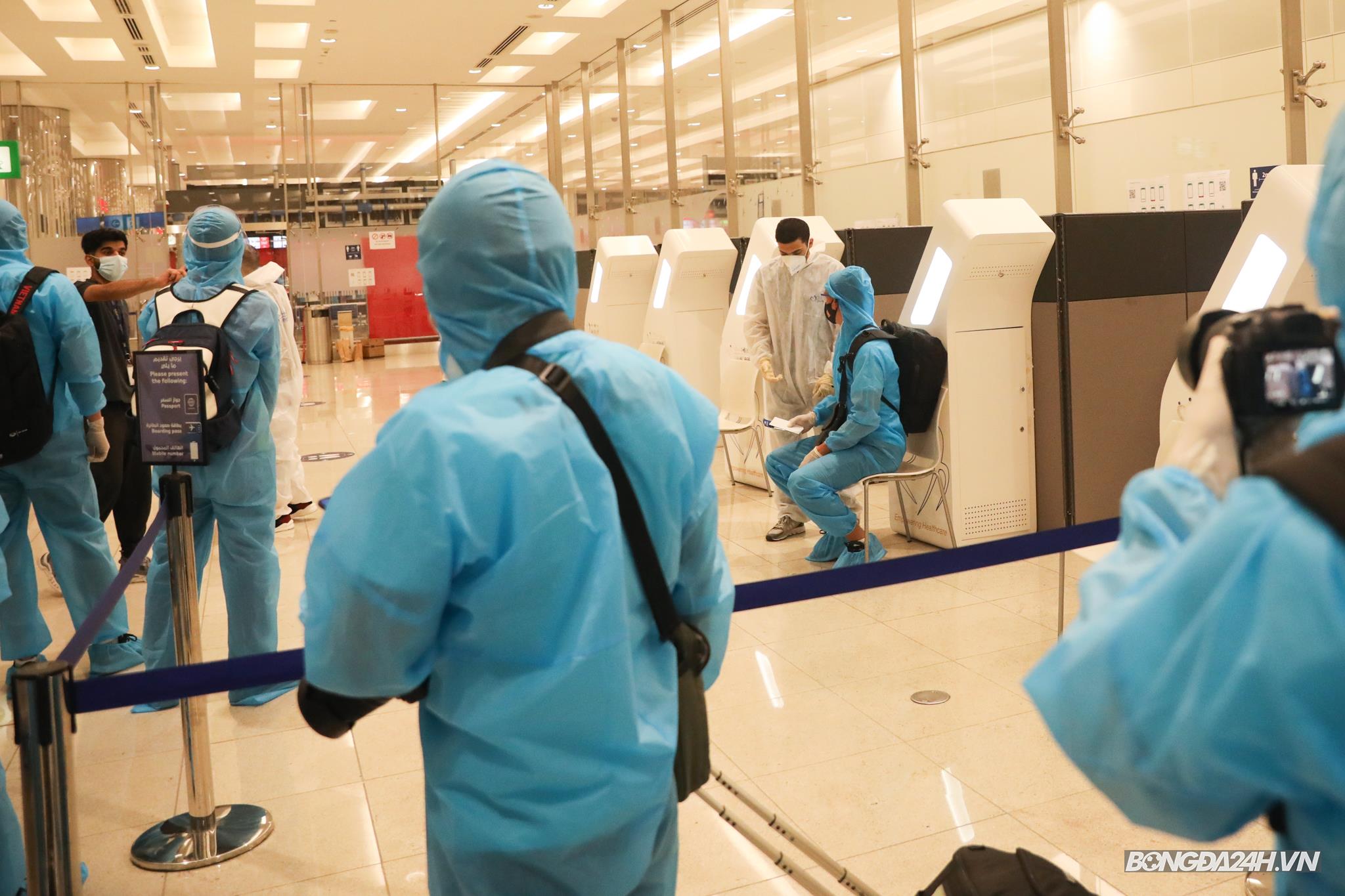 ĐT Việt Nam mặc đồ bảo hộ