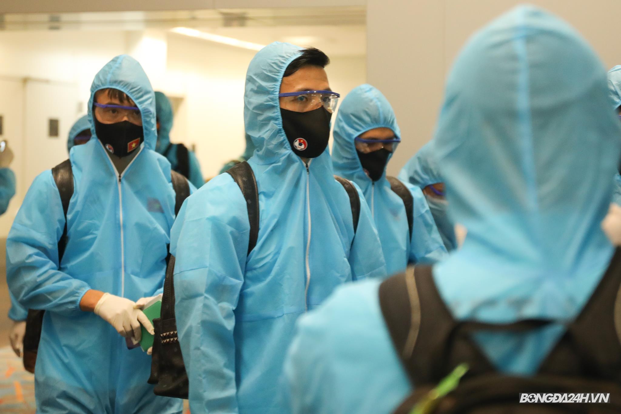 ĐT Việt Nam mặc đồ bảo hộ