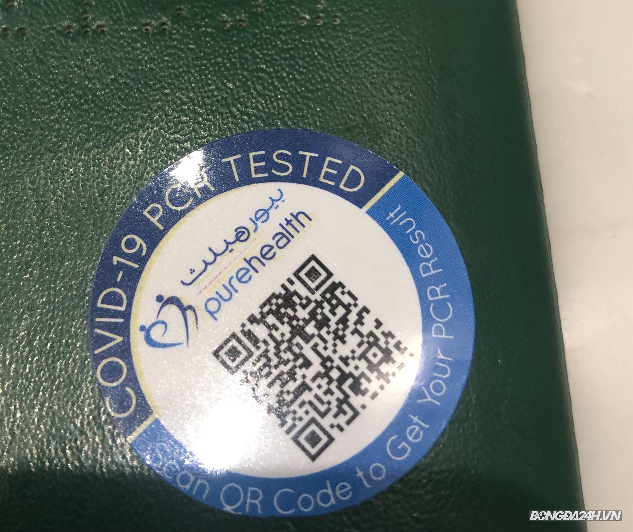 Các thành viên ĐT Việt Nam sau khi xét nghiệm đều được dán tem vào hộ chiếu trước khi làm thủ tục tiếp theo.