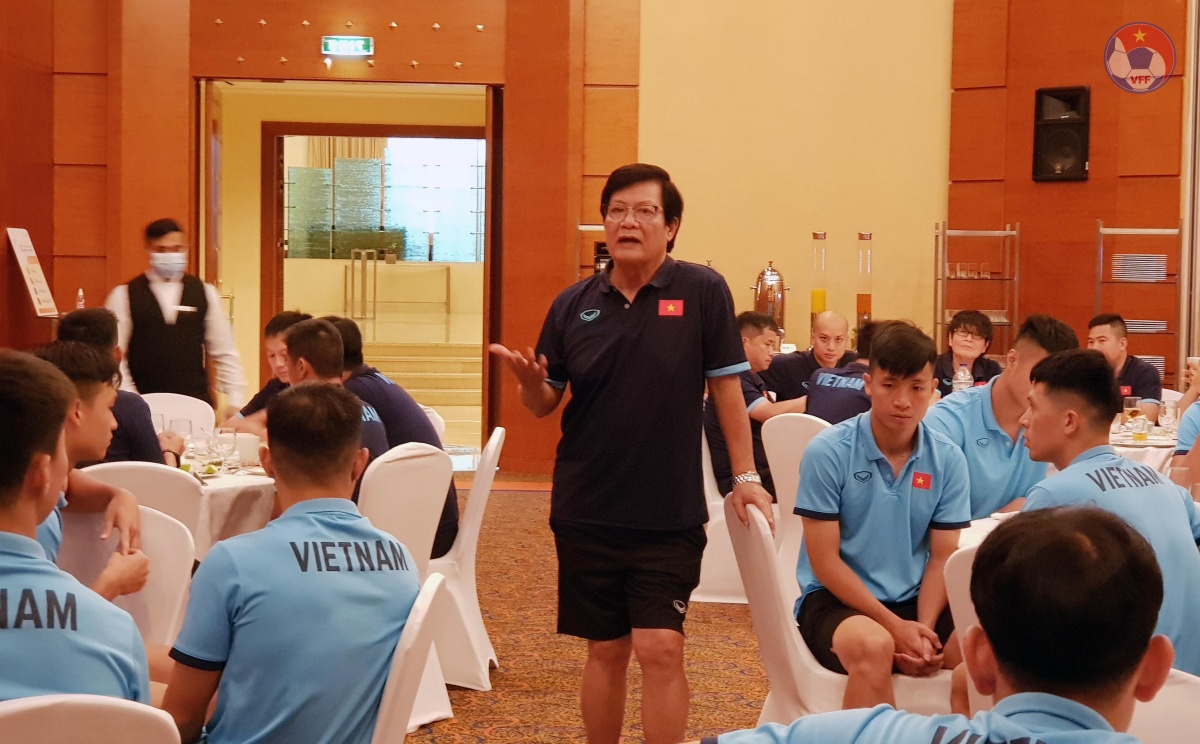 Trưởng đoàn Nguyễn Sỹ Hiển khích lệ thầy trò Park Hang Seo