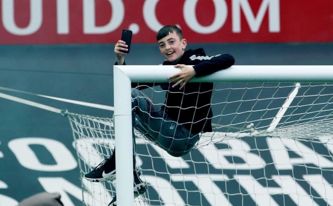 CĐV MU ngã sấp mặt lúc biểu tình