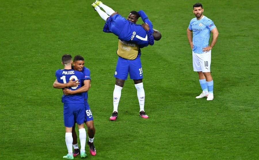 Kante được nhấc bổng sau trận chung kết C1 Kante được nhấc bổng sau trận chung kết C1