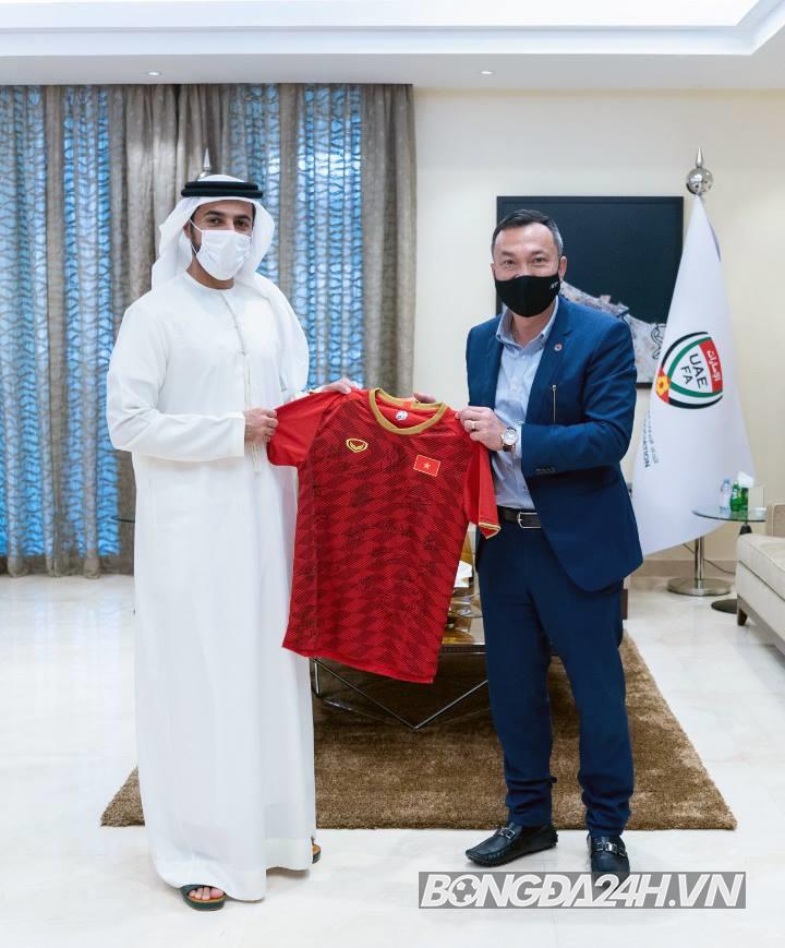 Trần Quốc Tuấn Chủ tịch LĐBĐ UAE Rashid bin Humaid Al Nuaimi Trần Quốc Tuấn Chủ tịch LĐBĐ UAE Rashid bin Humaid Al Nuaimi