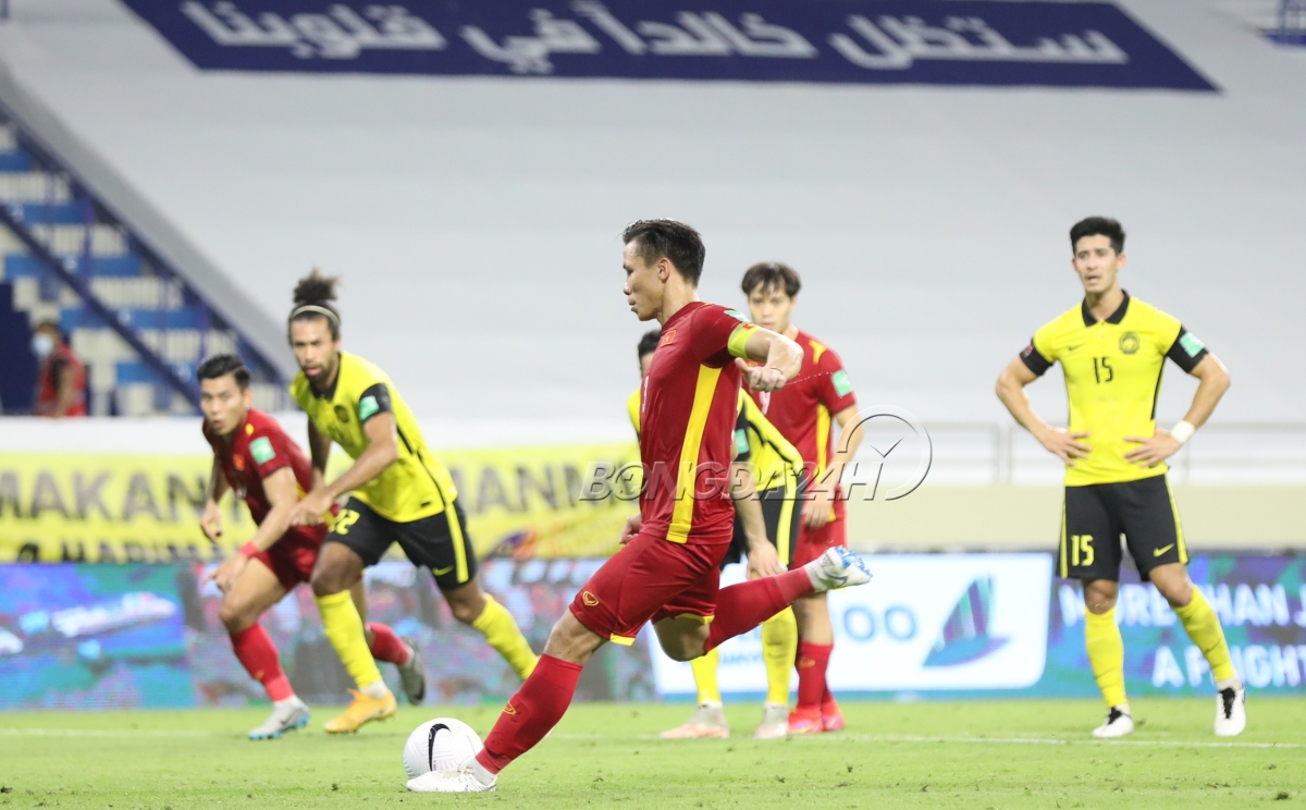 Quế Ngọc Hải bị cầu thủ Malaysia gây áp lực 11/6 Quế Ngọc Hải bị cầu thủ Malaysia gây áp lực 11/6