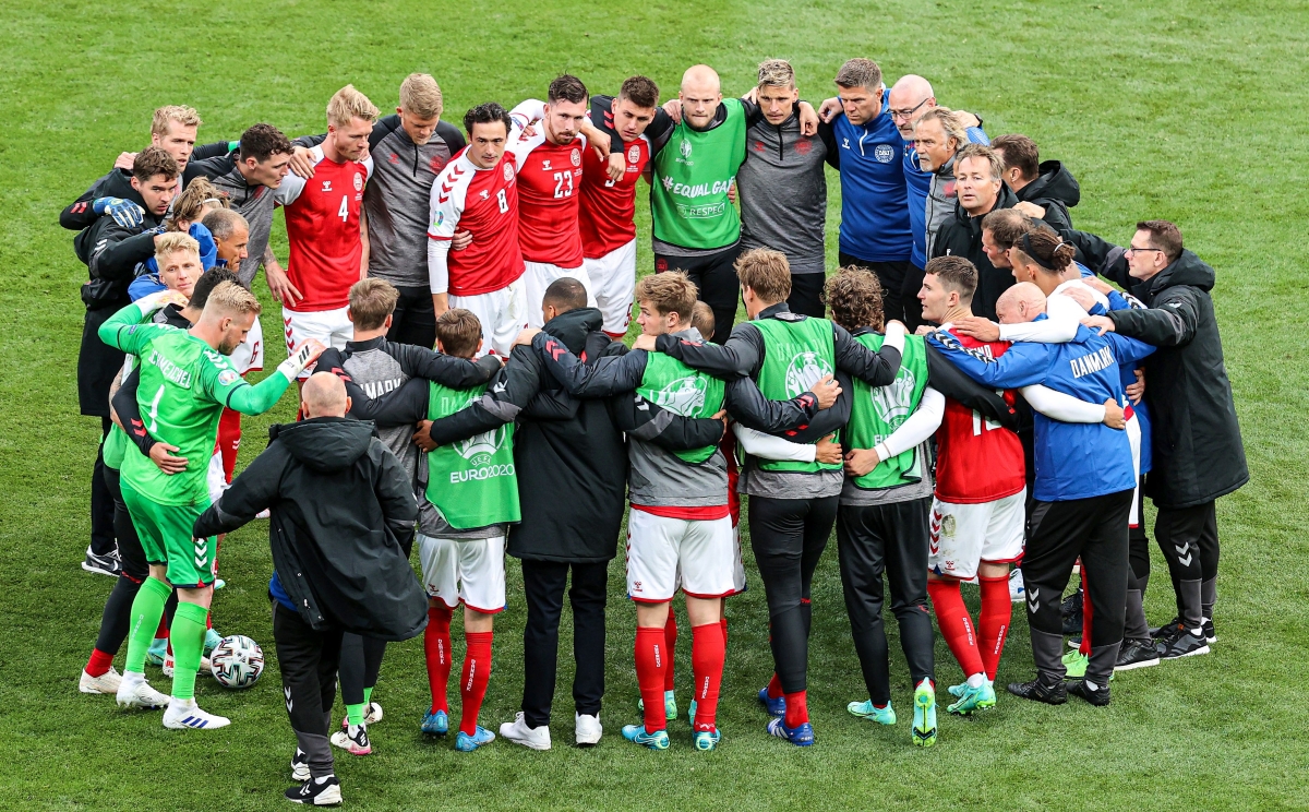 Cầu thủ Đan Mạch tạo thành vòng tròn che chắn cho Eriksen