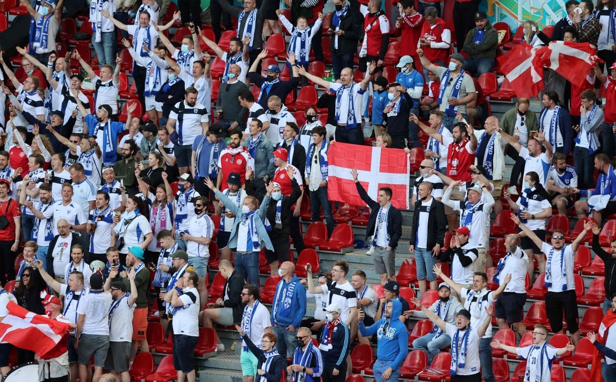 CĐV 2 đội hô vang tên Eriksen