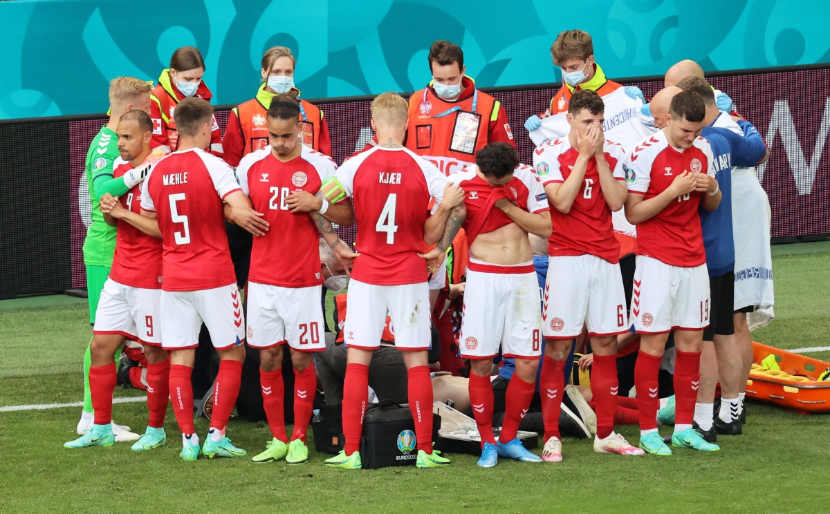 Cầu thủ Đan Mạch tạo thành vòng tròn che chắn cho Eriksen