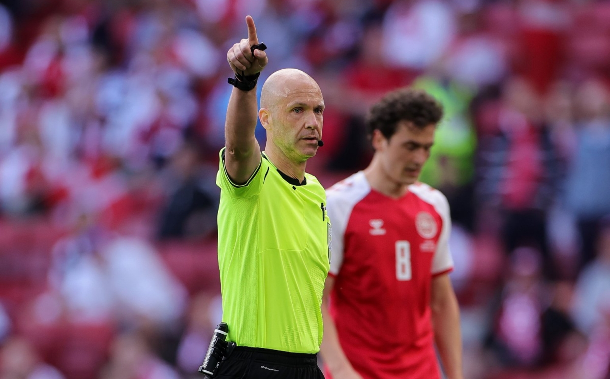 Vinh danh trọng tài Anthony Taylor trong pha xử lý sự cố Eriksen