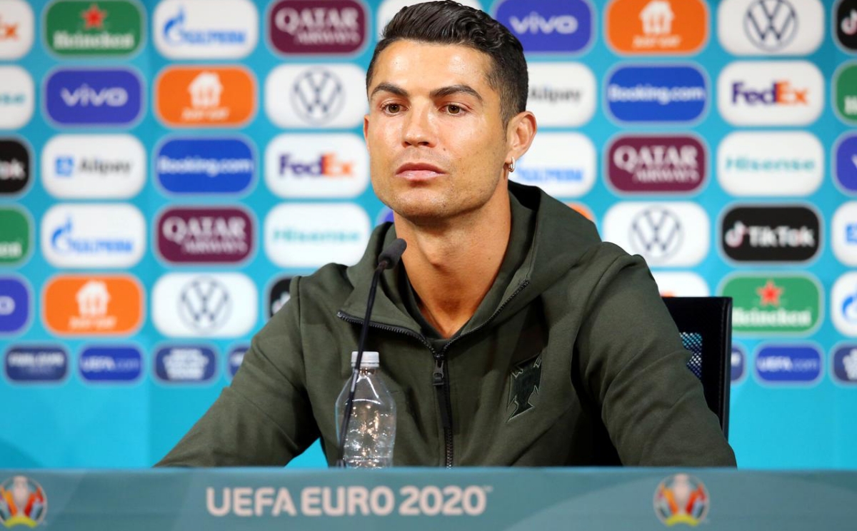 Ronaldo nói không với Coca trong phòng họp báo