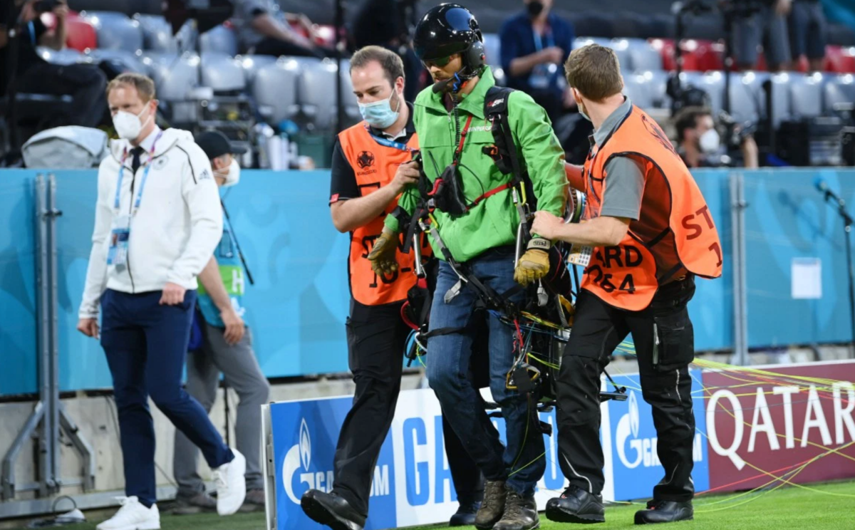 CĐV nhảy dù trước trận Đức vs Pháp