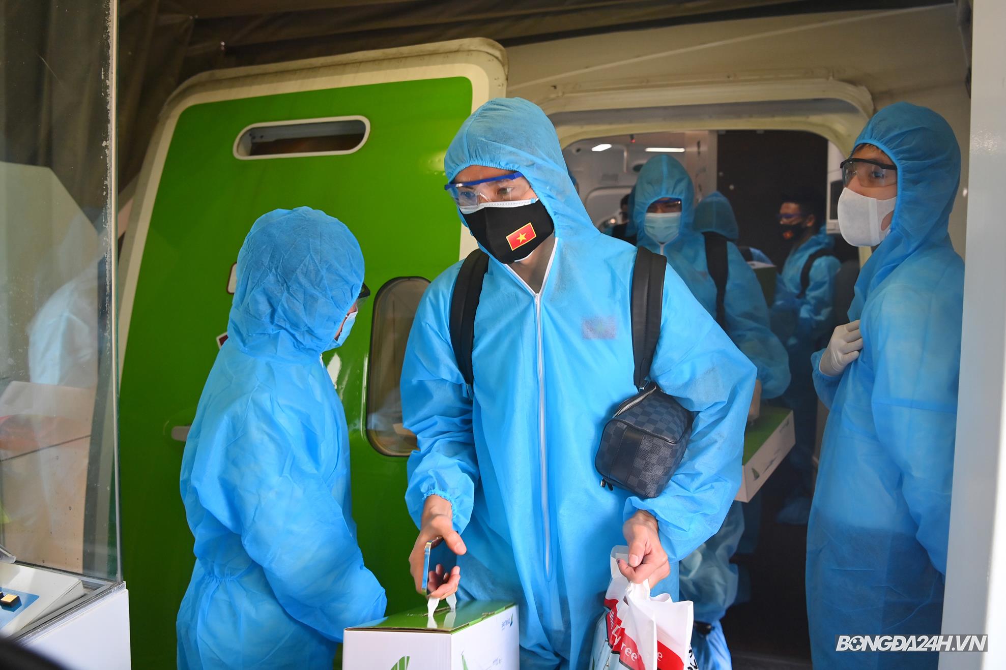 ĐT Việt Nam mặc đồ bảo hộ