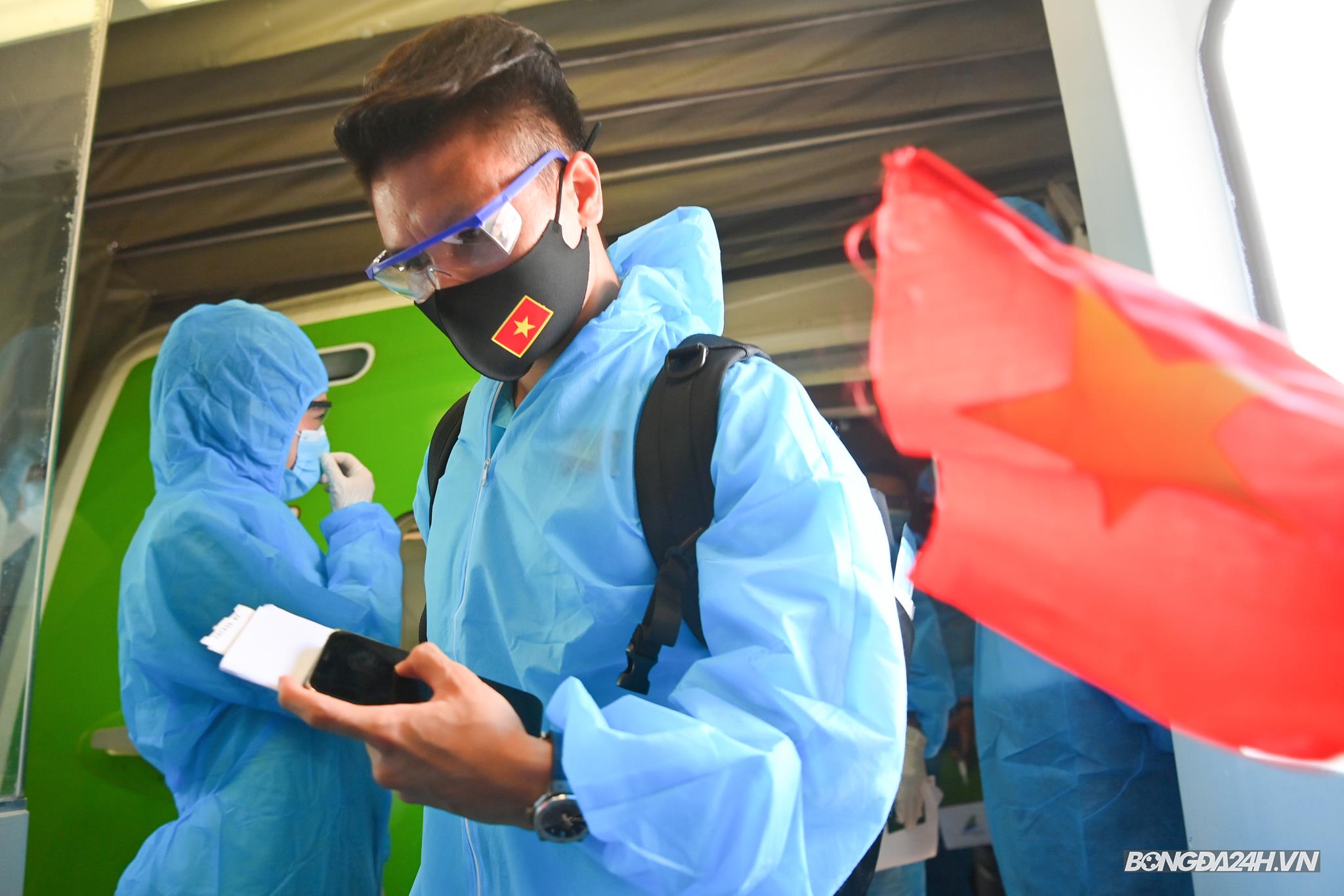 Quang Hải mặc đồ bảo hộ