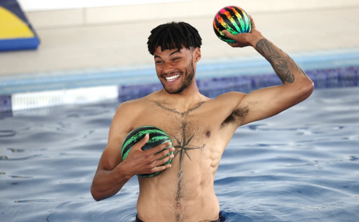 Tyrone Mings với quả bóng dưa hấu