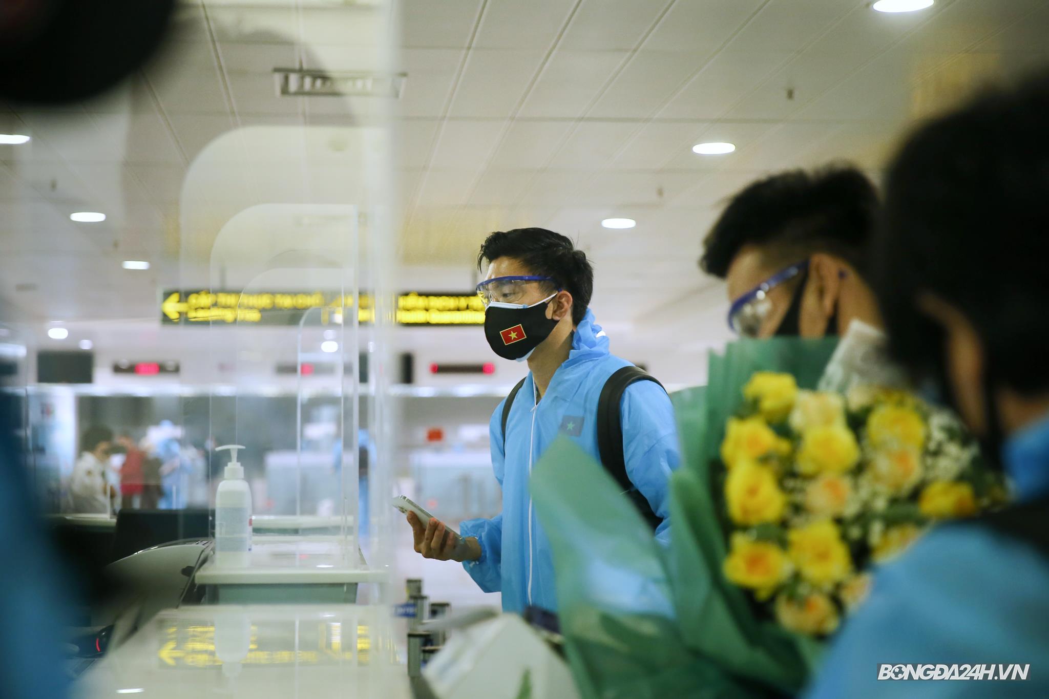 Đoàn Văn Hậu mặc đồ bảo hộ