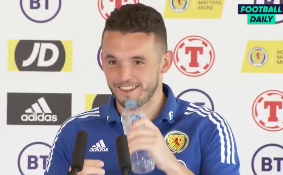 John McGinn thắc mắc khi không thấy chai Coca nào trên bàn
