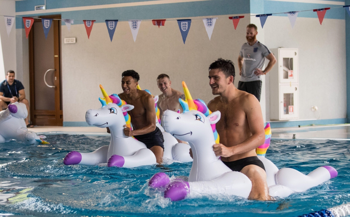 ĐT Anh từng gây cườii khi cưỡi kỳ lân ở World Cup 2018