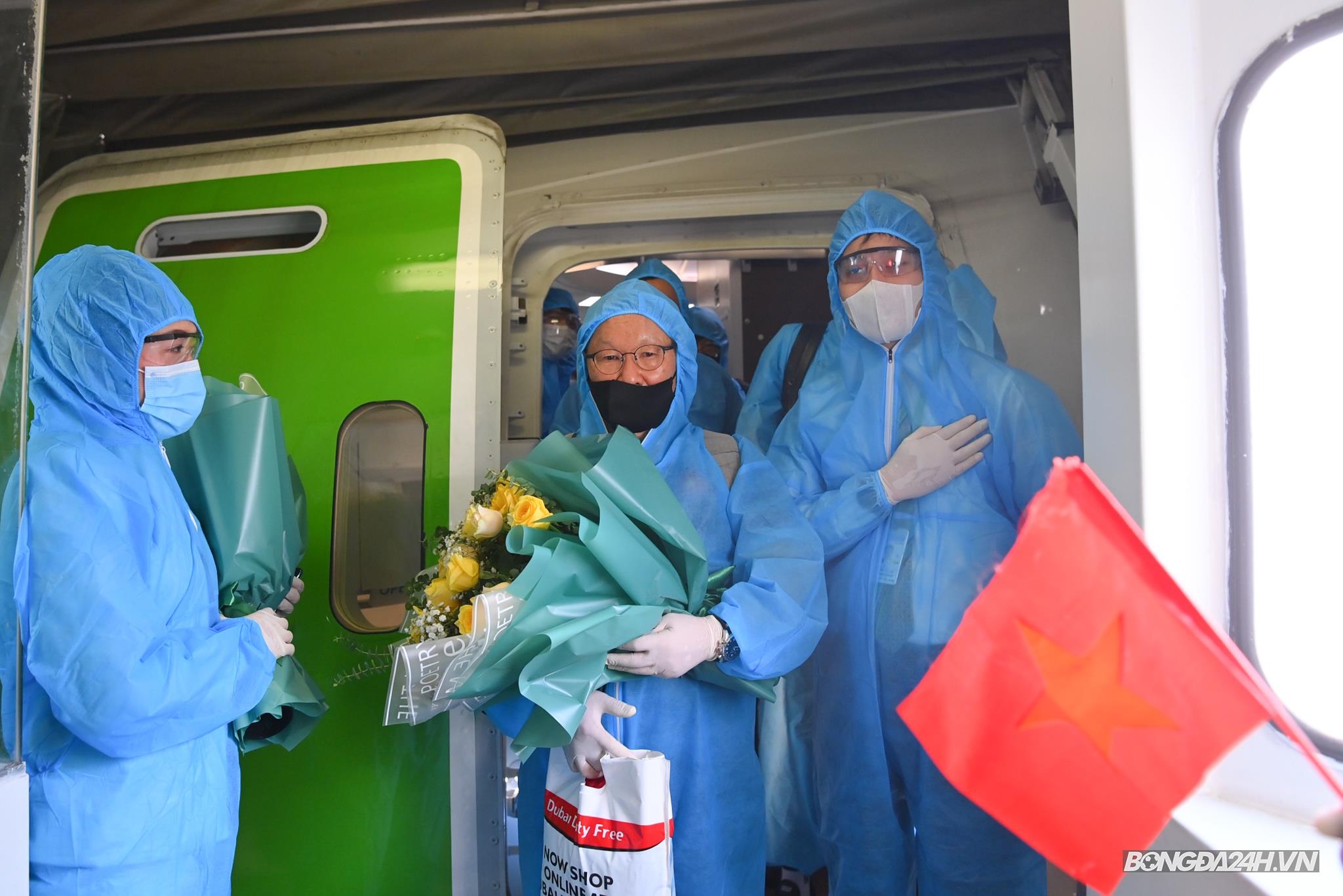 Park Hang Seo mặc đồ bảo hộ