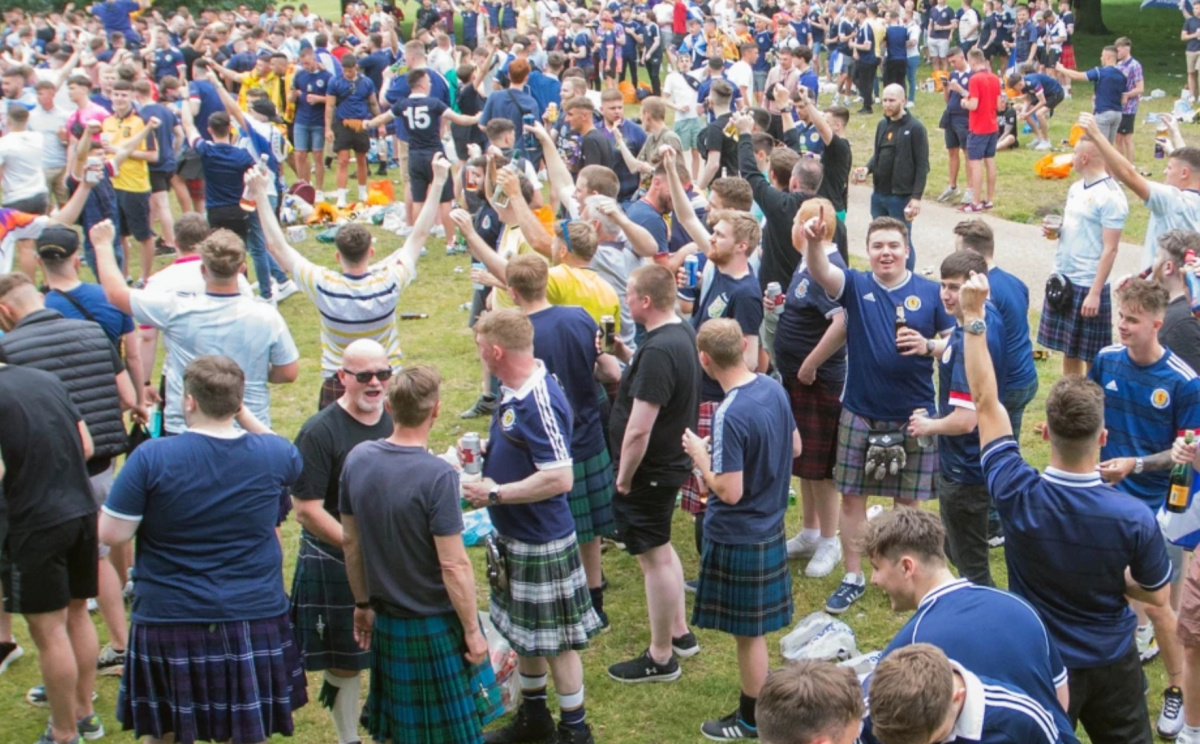 CĐV Scotland bị bắt vì khỏa thân CĐV Scotland bị bắt vì khỏa thân