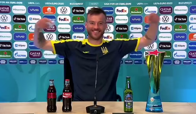 Andriy Yarmolenko phản pháo Cristiano Ronaldo