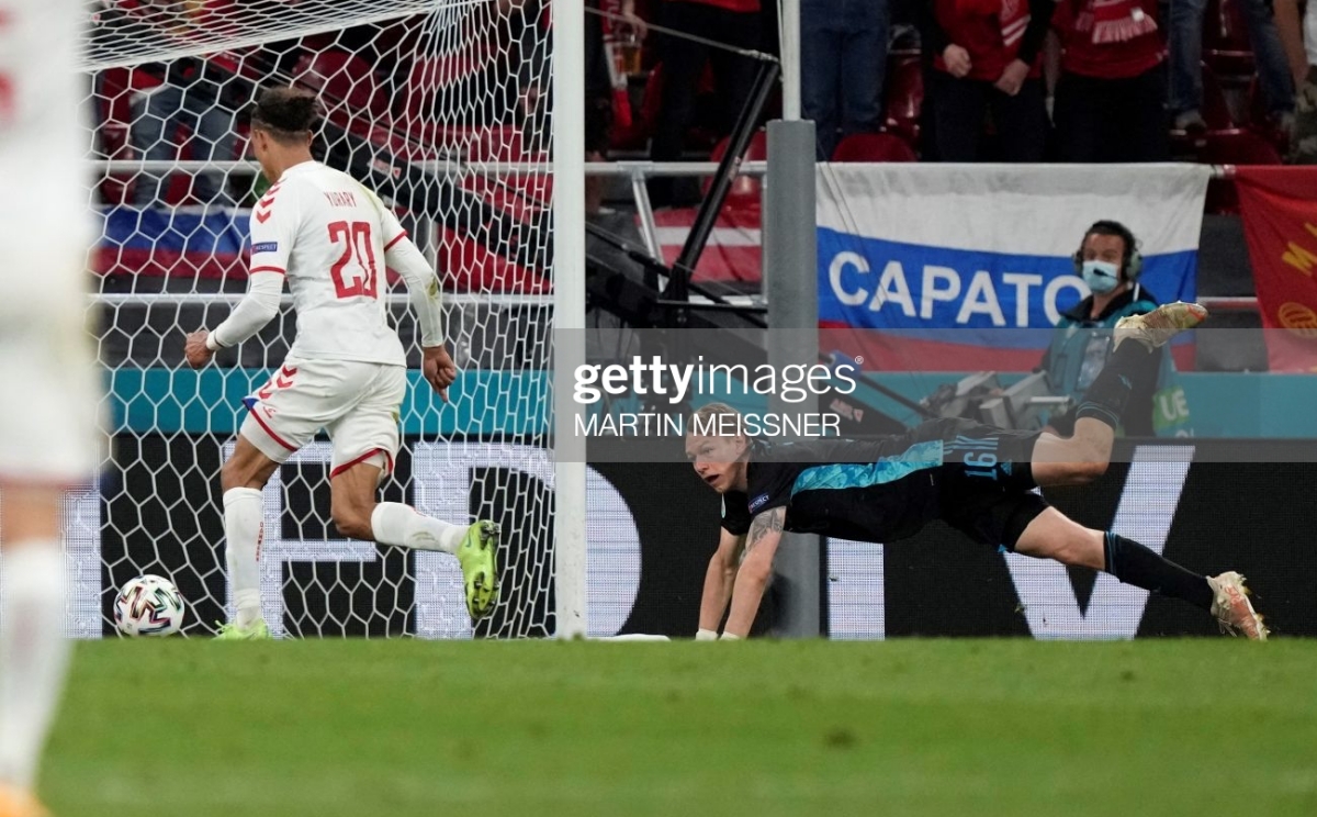 VIDEO Thủ môn Nga vồ ếch sau sai lầm khó đỡ của đồng đội hình ảnh gốc