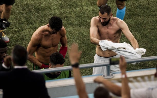 Ronaldo đổi áo với Benzema