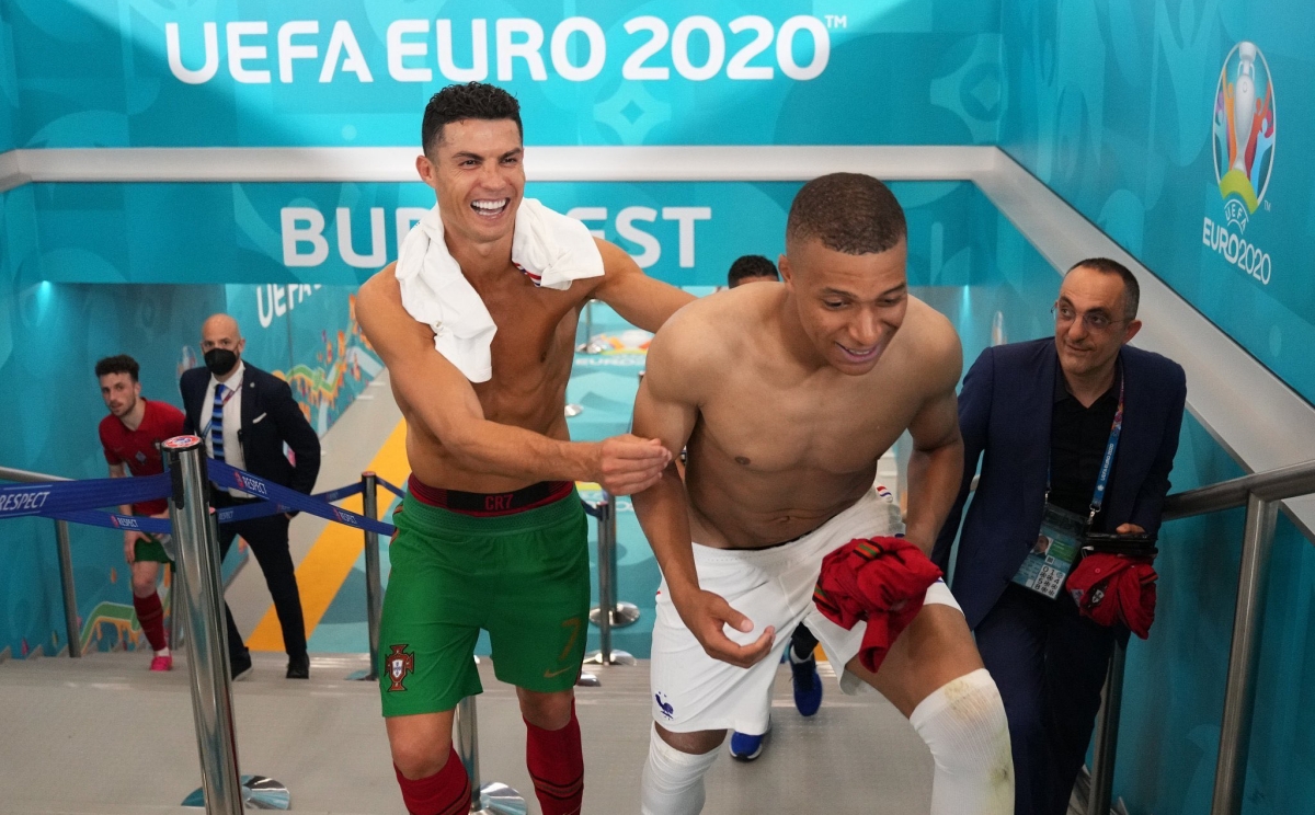 Ronaldo đổi áo với Mbappe