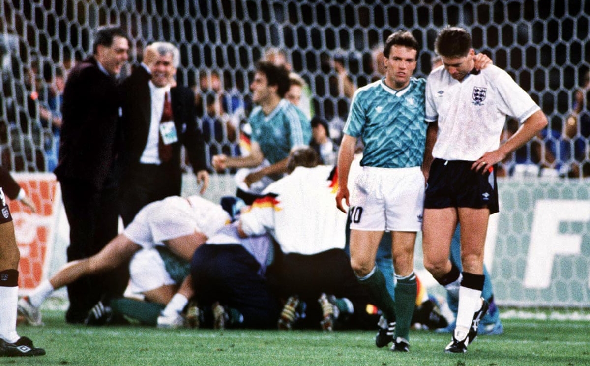 Lothar Matthaus an ủi Chris Waddle sau loạt luân lưu tại bán kết World Cup 1990