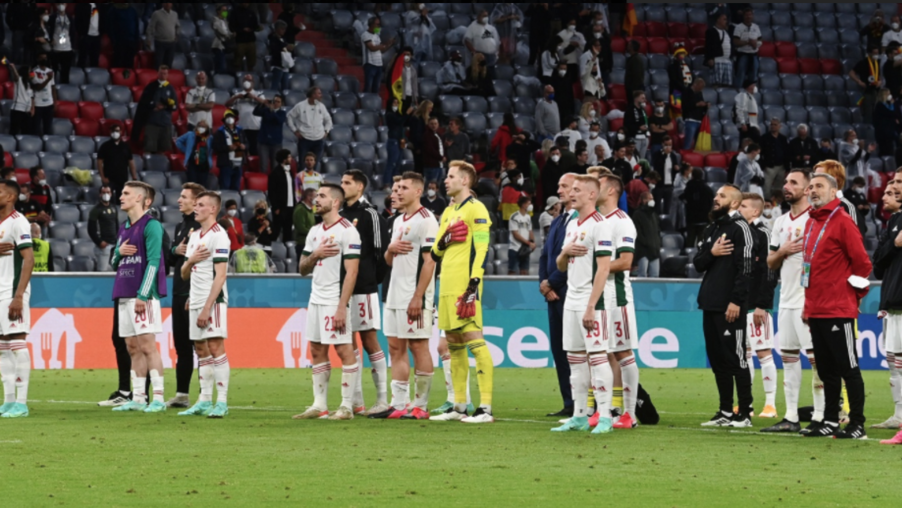 Màn hát quốc ca đẫm nước mắt của các cầu thủ Hungary