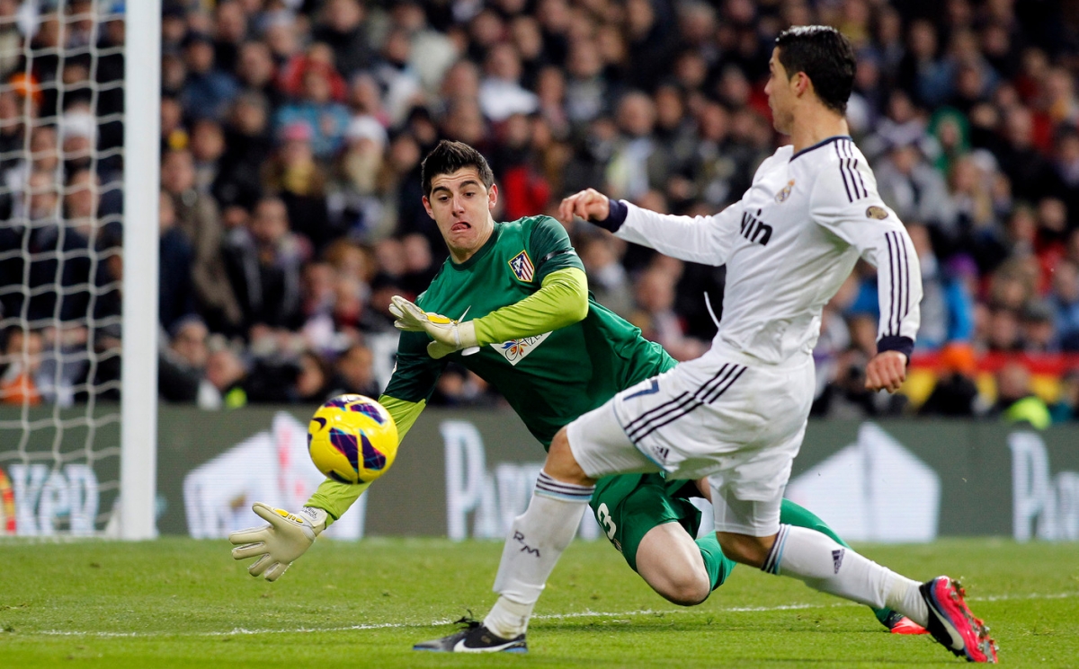 Courtois cảnh báo Ronaldo trước đại chiến