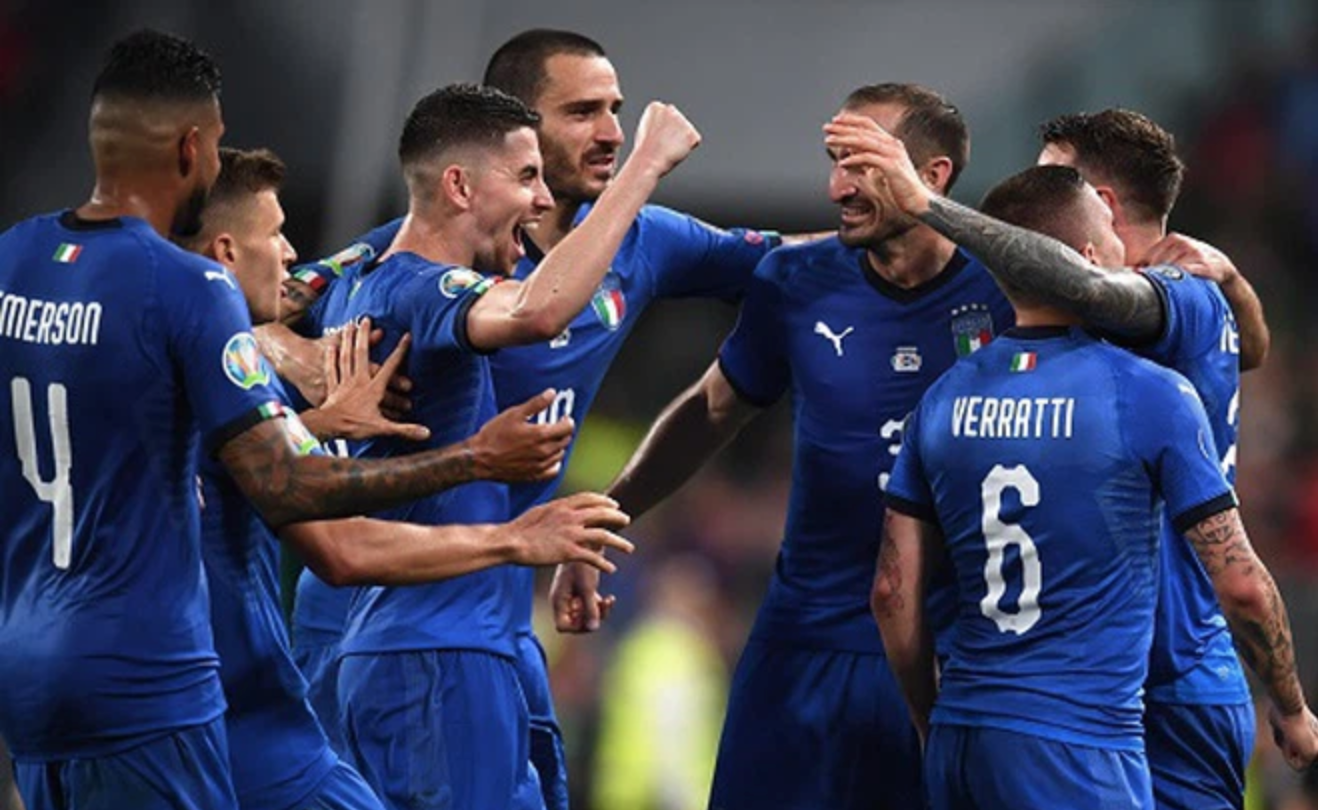 Đội tuyển Italia ăn mừng bàn thắng