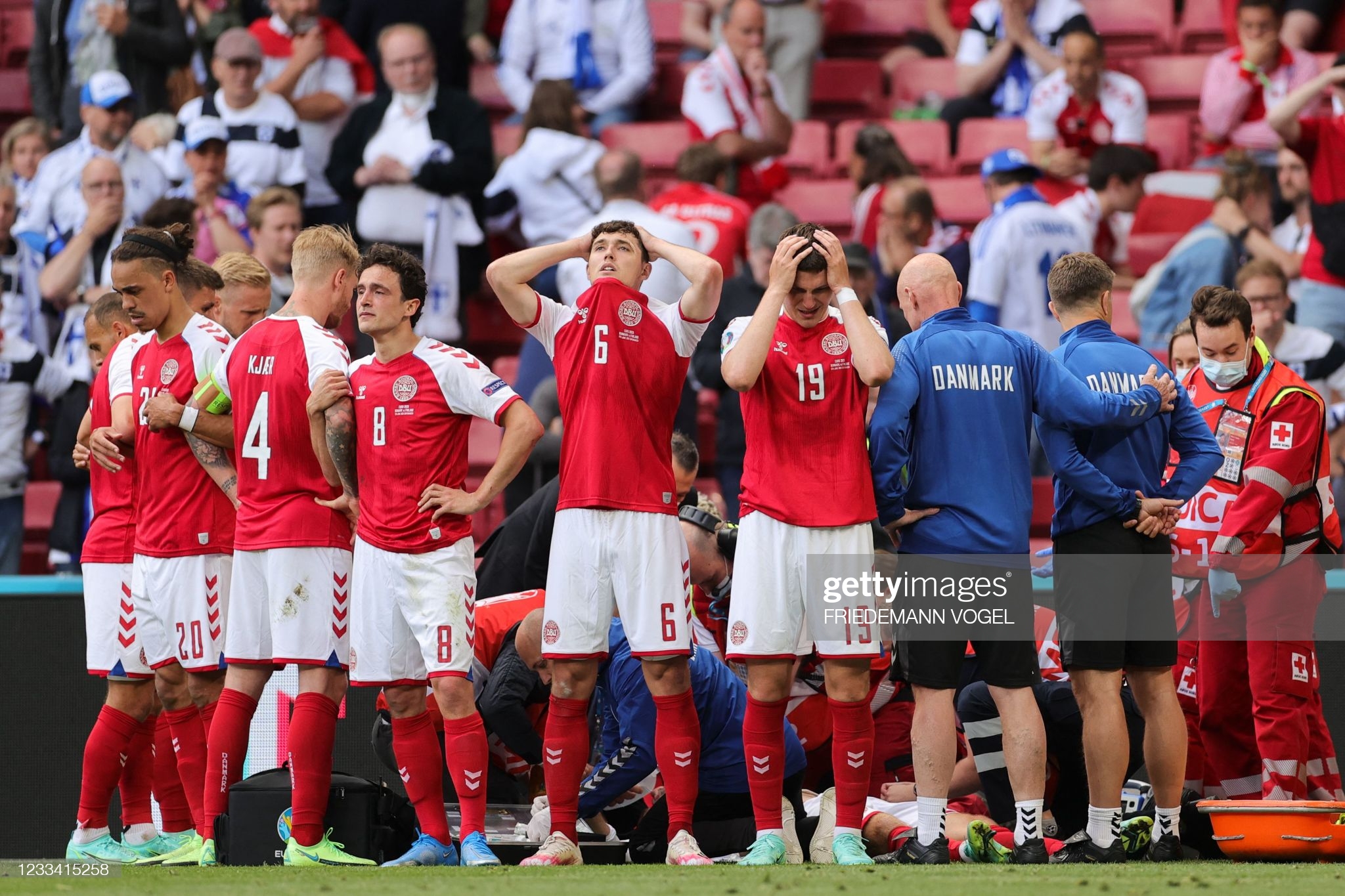 Những khuôn mặt thất thần, buồn bã, lo âu của các chàng trai Đan Mạch trước khoảnh khắc sinh tử của người đồng đội