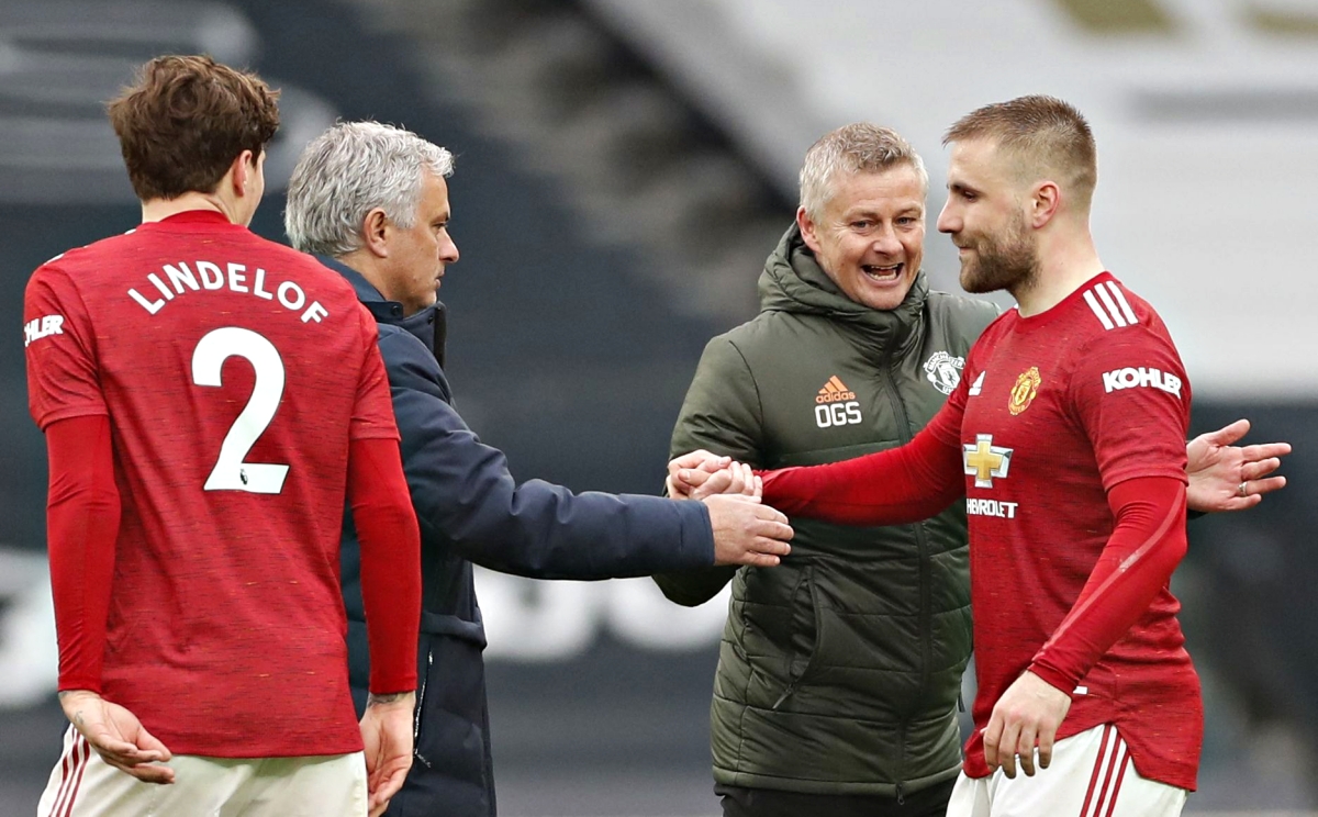 Luke Shaw phản pháo Mourinho
