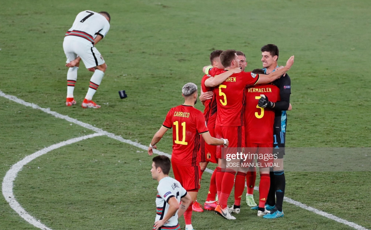 Ronaldo ném băng thủ quân vs Bỉ EURO 2020