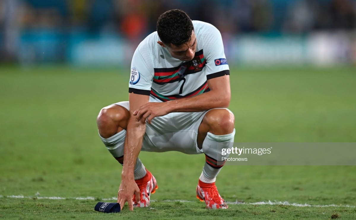 Ronaldo ném băng thủ quân vs Bỉ EURO 2020