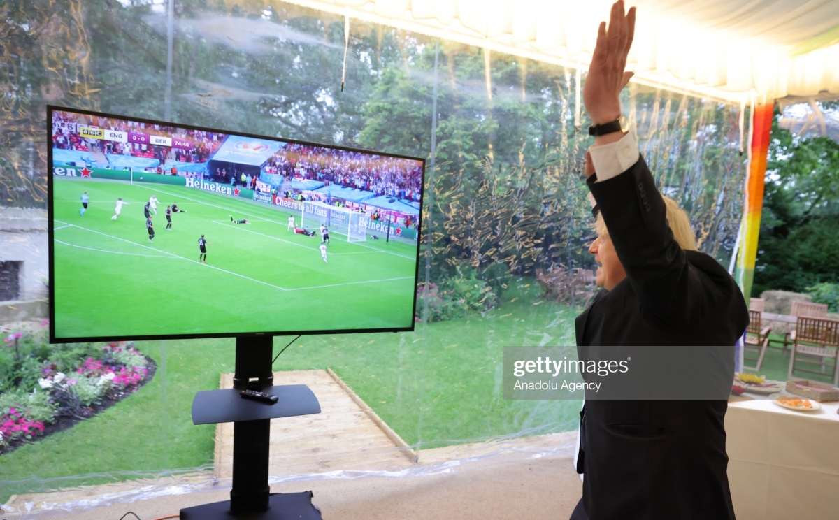 Thủ tướng Anh Boris Johnson ăn mừng chiến thắng Đức Thủ tướng Anh Boris Johnson ăn mừng chiến thắng Đức