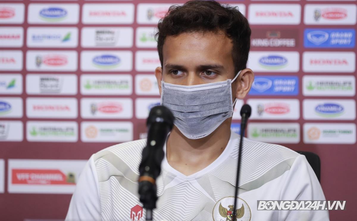 Egy Maulana quên khẩu trang và được một phóng viên Việt Nam giải cứu